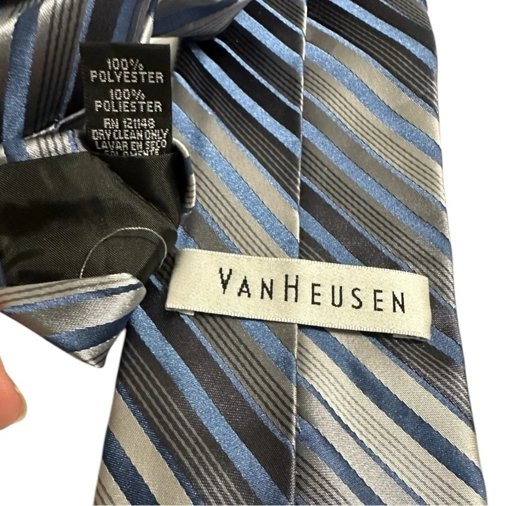 🌸Van Heusen- Blue/Silver Stripe Tie